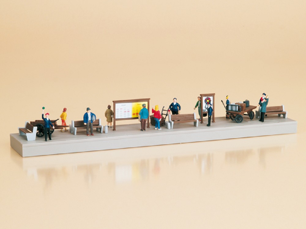 Auhagen 11339 Bahnsteigausstattung mit Figuren