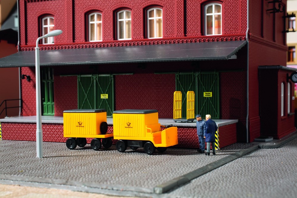 Auhagen 43663 Elektrokarren Post mit Anhänger