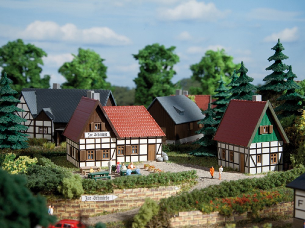 Auhagen 14457 Gasthaus zur Schmiede mit Nebengebäude