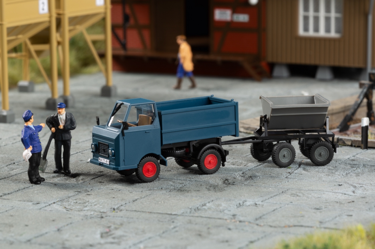 Auhagen 41676 Multicar M22 Hochbordkipper mit Kipplorenanhänger